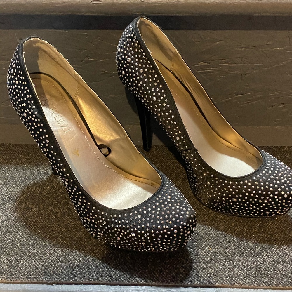 Women’s platform studded  pumps